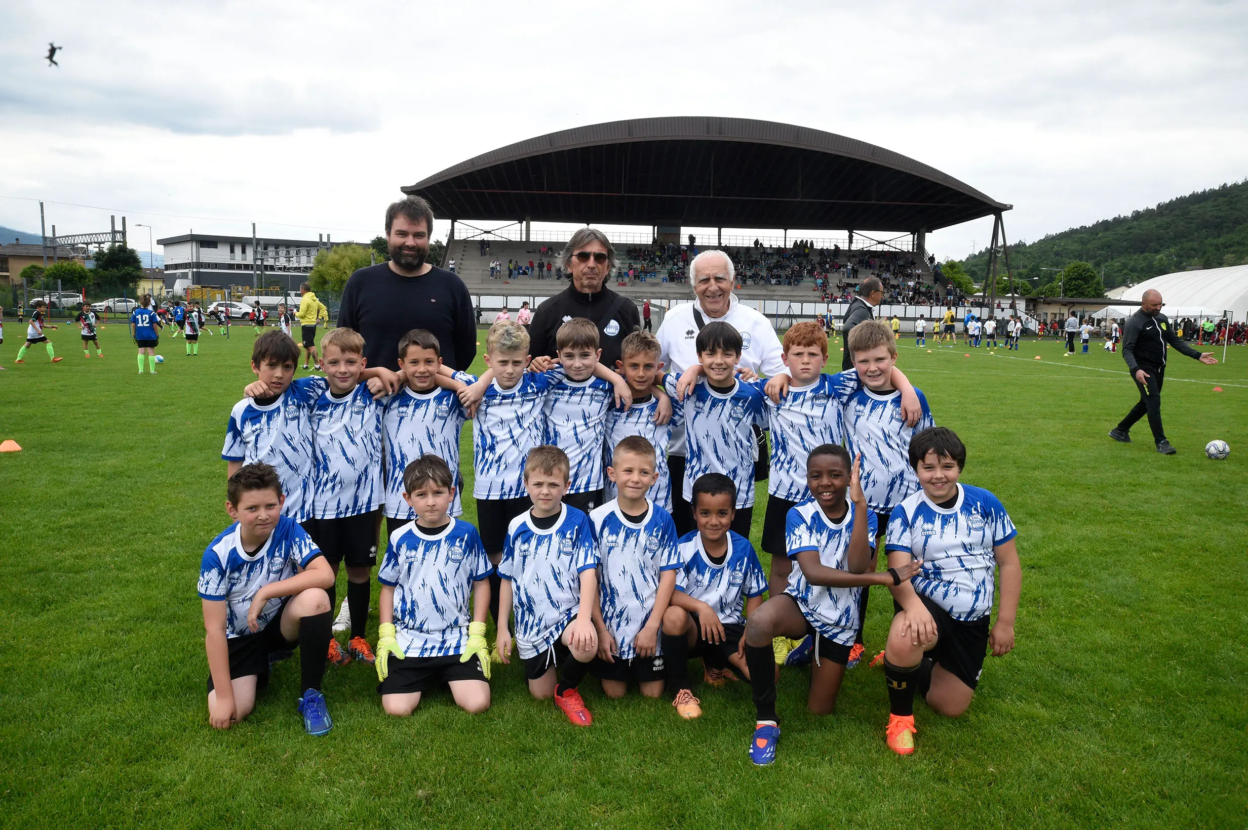 Oltre 400 bambini in campo ieri a Ponte nelle Alpi, in occasione del doppio raduno di fine stagione organizzato dalla Delegazione di Belluno della Figc in collaborazione con il Ponte Alpi allo stadio “Umberto Orzes”. Al mattino spazio ai Piccoli Amici, per il quale erano presenti 26 squadre in rappresentanza di 16 società. Nel dettaglio, schieravano tre formazioni Dolomiti Bellunesi e Comelico, mentre due formazioni a testa erano proposte da Alpago, Borgo Valbelluna, Cavarzano, LG Valbelluna, Pedavena e Plavis. Una compagine ciascuna invece per Cadore, Castion, Fiori Barp, Juventina Mugnai, Limana, Longarone Alpina, Ponte Alpi e Sois. Nel pomeriggio ecco protagonisti i Primi Calci, con un totale di 40 squadre in rappresentanza di 21 società. In particolare, tre le formazioni mandate in campo da Dolomiti Bellunesi, LG Valbelluna e Plavis, due ciascuno da Agordina, Alpago, Borgo Valbelluna, Cadore, Castion, Cavarzano, Comelico, Fiori Barp, Juventina Mugnai, Limana, Longarone Alpina, Pedavena e Ponte Alpi, una a testa per Arsiè, Cortina, Domegge, Sois e Valboite.