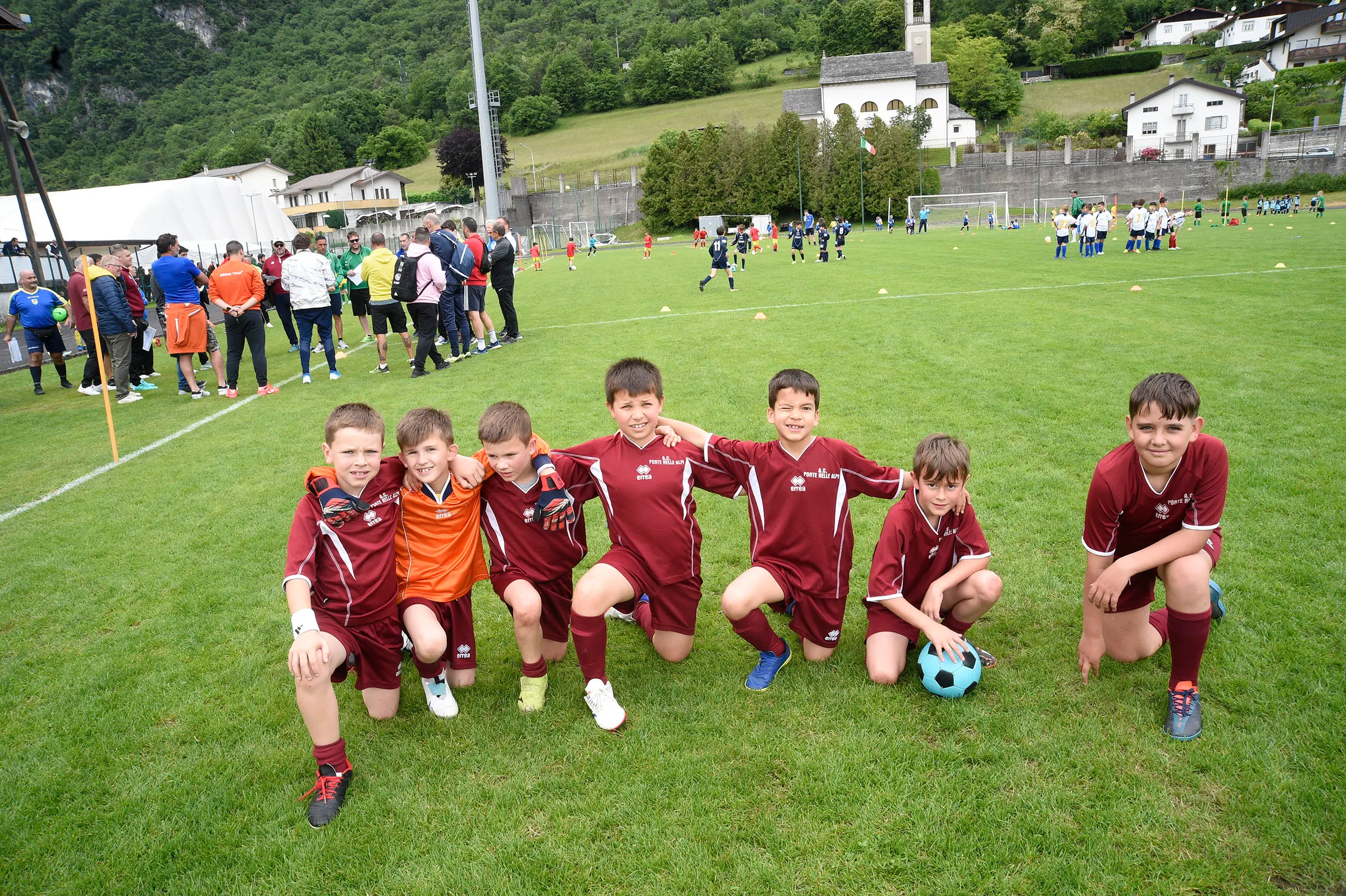 Oltre 400 bambini in campo ieri a Ponte nelle Alpi, in occasione del doppio raduno di fine stagione organizzato dalla Delegazione di Belluno della Figc in collaborazione con il Ponte Alpi allo stadio “Umberto Orzes”. Al mattino spazio ai Piccoli Amici, per il quale erano presenti 26 squadre in rappresentanza di 16 società. Nel dettaglio, schieravano tre formazioni Dolomiti Bellunesi e Comelico, mentre due formazioni a testa erano proposte da Alpago, Borgo Valbelluna, Cavarzano, LG Valbelluna, Pedavena e Plavis. Una compagine ciascuna invece per Cadore, Castion, Fiori Barp, Juventina Mugnai, Limana, Longarone Alpina, Ponte Alpi e Sois. Nel pomeriggio ecco protagonisti i Primi Calci, con un totale di 40 squadre in rappresentanza di 21 società. In particolare, tre le formazioni mandate in campo da Dolomiti Bellunesi, LG Valbelluna e Plavis, due ciascuno da Agordina, Alpago, Borgo Valbelluna, Cadore, Castion, Cavarzano, Comelico, Fiori Barp, Juventina Mugnai, Limana, Longarone Alpina, Pedavena e Ponte Alpi, una a testa per Arsiè, Cortina, Domegge, Sois e Valboite.