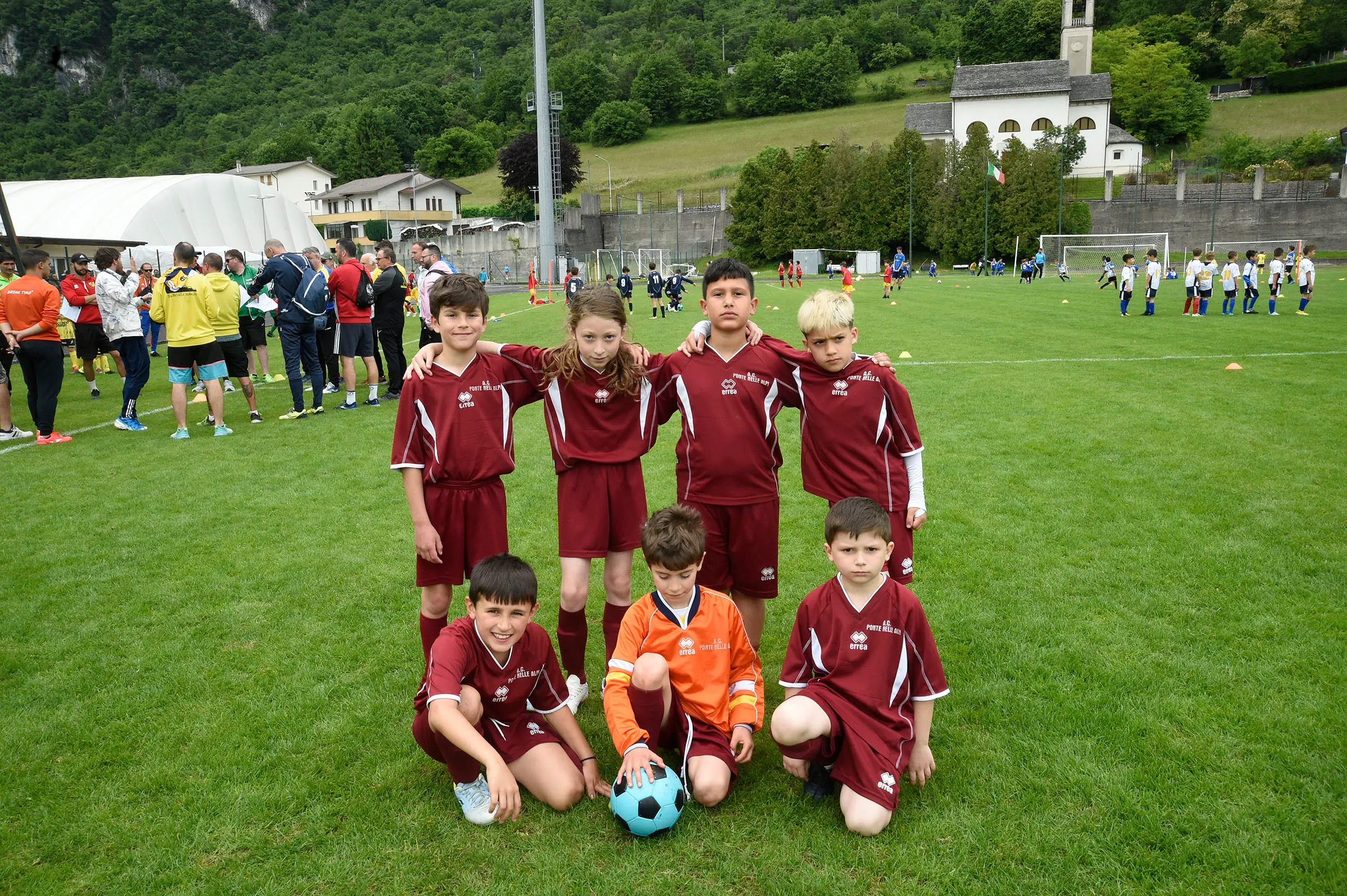 Oltre 400 bambini in campo ieri a Ponte nelle Alpi, in occasione del doppio raduno di fine stagione organizzato dalla Delegazione di Belluno della Figc in collaborazione con il Ponte Alpi allo stadio “Umberto Orzes”. Al mattino spazio ai Piccoli Amici, per il quale erano presenti 26 squadre in rappresentanza di 16 società. Nel dettaglio, schieravano tre formazioni Dolomiti Bellunesi e Comelico, mentre due formazioni a testa erano proposte da Alpago, Borgo Valbelluna, Cavarzano, LG Valbelluna, Pedavena e Plavis. Una compagine ciascuna invece per Cadore, Castion, Fiori Barp, Juventina Mugnai, Limana, Longarone Alpina, Ponte Alpi e Sois. Nel pomeriggio ecco protagonisti i Primi Calci, con un totale di 40 squadre in rappresentanza di 21 società. In particolare, tre le formazioni mandate in campo da Dolomiti Bellunesi, LG Valbelluna e Plavis, due ciascuno da Agordina, Alpago, Borgo Valbelluna, Cadore, Castion, Cavarzano, Comelico, Fiori Barp, Juventina Mugnai, Limana, Longarone Alpina, Pedavena e Ponte Alpi, una a testa per Arsiè, Cortina, Domegge, Sois e Valboite.