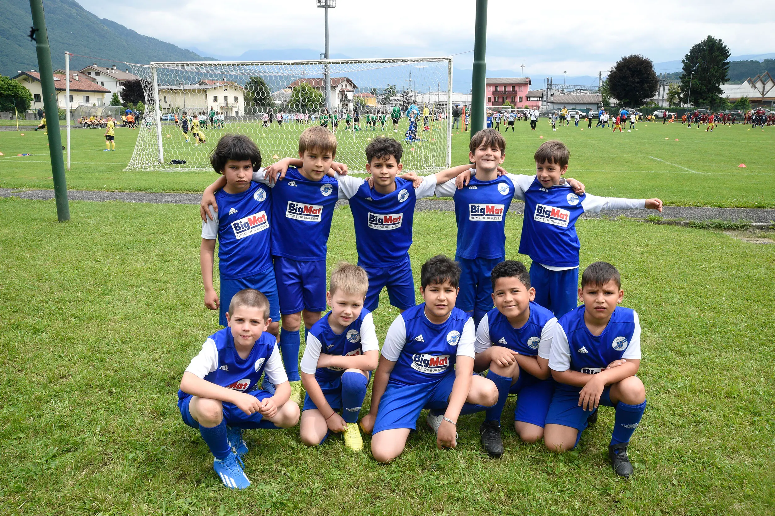Oltre 400 bambini in campo ieri a Ponte nelle Alpi, in occasione del doppio raduno di fine stagione organizzato dalla Delegazione di Belluno della Figc in collaborazione con il Ponte Alpi allo stadio “Umberto Orzes”. Al mattino spazio ai Piccoli Amici, per il quale erano presenti 26 squadre in rappresentanza di 16 società. Nel dettaglio, schieravano tre formazioni Dolomiti Bellunesi e Comelico, mentre due formazioni a testa erano proposte da Alpago, Borgo Valbelluna, Cavarzano, LG Valbelluna, Pedavena e Plavis. Una compagine ciascuna invece per Cadore, Castion, Fiori Barp, Juventina Mugnai, Limana, Longarone Alpina, Ponte Alpi e Sois. Nel pomeriggio ecco protagonisti i Primi Calci, con un totale di 40 squadre in rappresentanza di 21 società. In particolare, tre le formazioni mandate in campo da Dolomiti Bellunesi, LG Valbelluna e Plavis, due ciascuno da Agordina, Alpago, Borgo Valbelluna, Cadore, Castion, Cavarzano, Comelico, Fiori Barp, Juventina Mugnai, Limana, Longarone Alpina, Pedavena e Ponte Alpi, una a testa per Arsiè, Cortina, Domegge, Sois e Valboite.