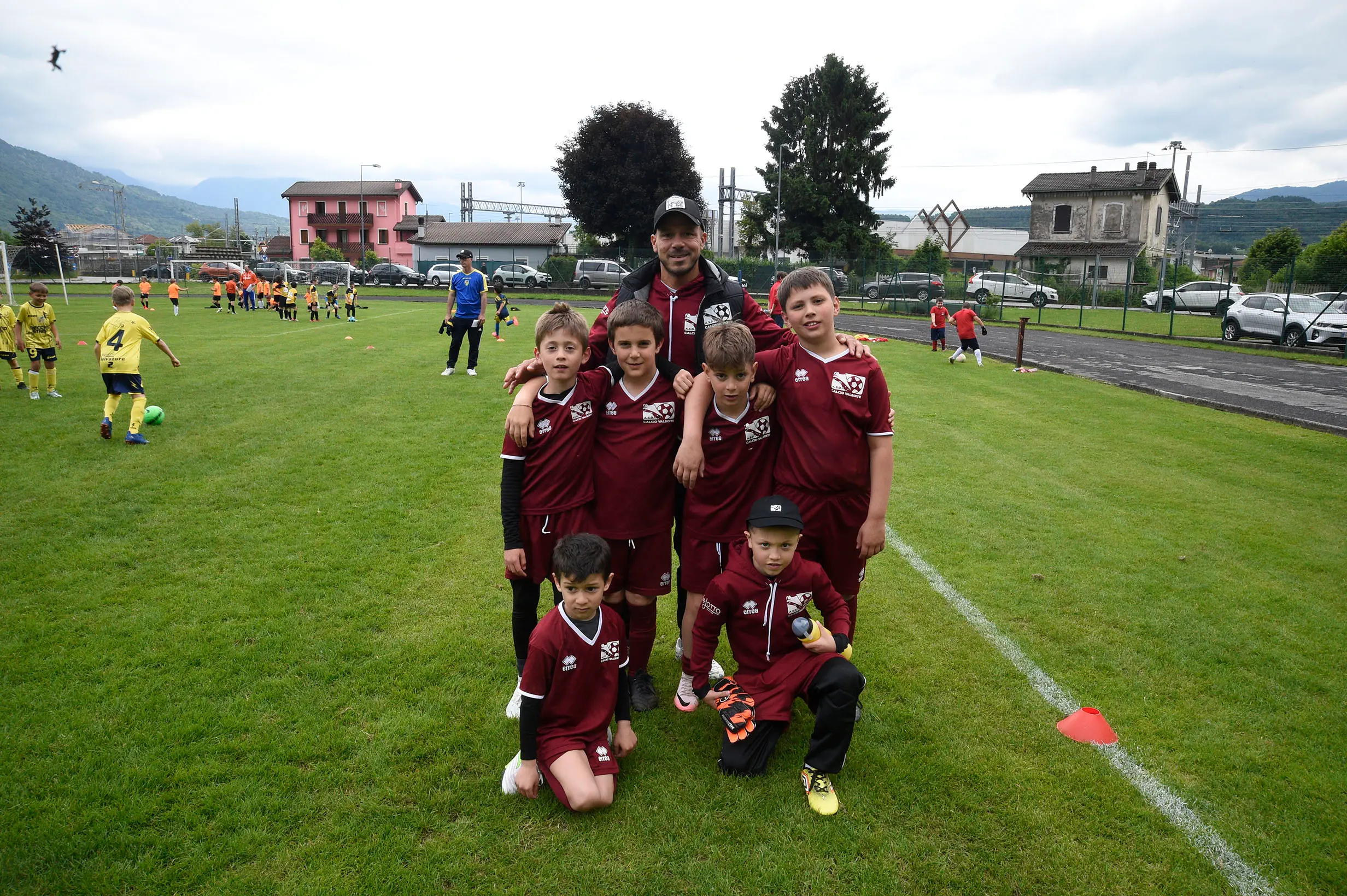 Oltre 400 bambini in campo ieri a Ponte nelle Alpi, in occasione del doppio raduno di fine stagione organizzato dalla Delegazione di Belluno della Figc in collaborazione con il Ponte Alpi allo stadio “Umberto Orzes”. Al mattino spazio ai Piccoli Amici, per il quale erano presenti 26 squadre in rappresentanza di 16 società. Nel dettaglio, schieravano tre formazioni Dolomiti Bellunesi e Comelico, mentre due formazioni a testa erano proposte da Alpago, Borgo Valbelluna, Cavarzano, LG Valbelluna, Pedavena e Plavis. Una compagine ciascuna invece per Cadore, Castion, Fiori Barp, Juventina Mugnai, Limana, Longarone Alpina, Ponte Alpi e Sois. Nel pomeriggio ecco protagonisti i Primi Calci, con un totale di 40 squadre in rappresentanza di 21 società. In particolare, tre le formazioni mandate in campo da Dolomiti Bellunesi, LG Valbelluna e Plavis, due ciascuno da Agordina, Alpago, Borgo Valbelluna, Cadore, Castion, Cavarzano, Comelico, Fiori Barp, Juventina Mugnai, Limana, Longarone Alpina, Pedavena e Ponte Alpi, una a testa per Arsiè, Cortina, Domegge, Sois e Valboite.