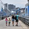 Una famiglia mentre passeggia per le vie di una città