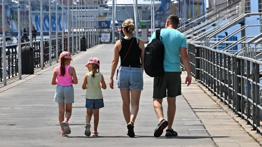 Una famiglia mentre passeggia per le vie di una città