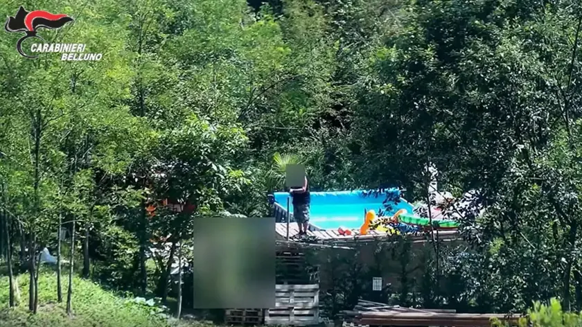 Uno dei fotogrammi dei video girati dai carabinieri di Sedico per incastrare il falso invalido