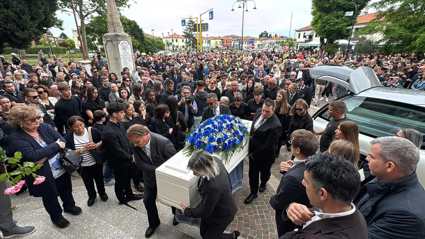 L'ingresso del feretro di Anna Chiti (foto Lorenzo Pòrcile)