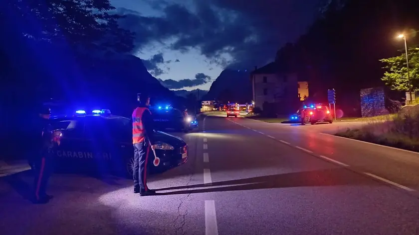 Un posto di controllo serale dei carabinieri sulle strade bellunesi
