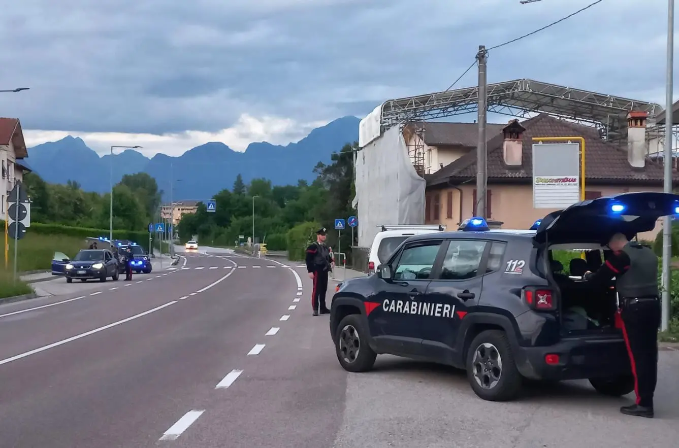 Militari dell'Arma si preparato per i controlli stradali
