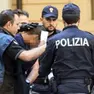 Otto arresti della polizia per riciclaggio di denaro all'estero