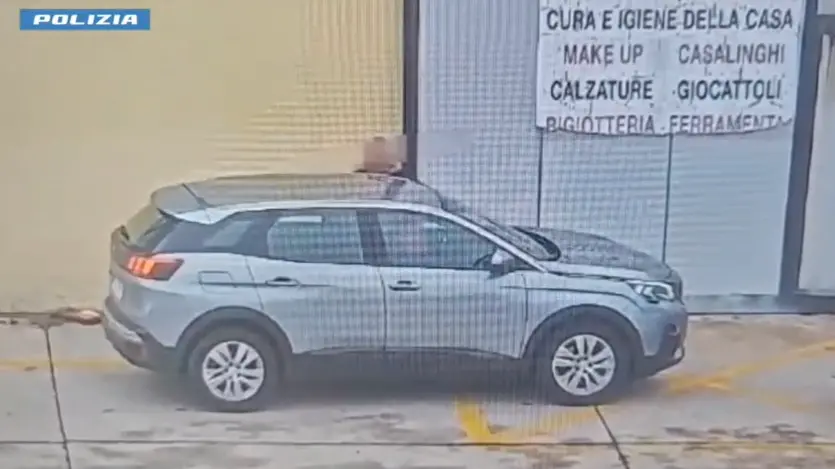 Un passaggio di soldi tra gli indagati immortalati in un video della polizia