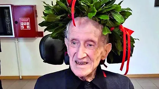 Gianluigi Giovetti, il giorno della seconda laurea, a 102 anni