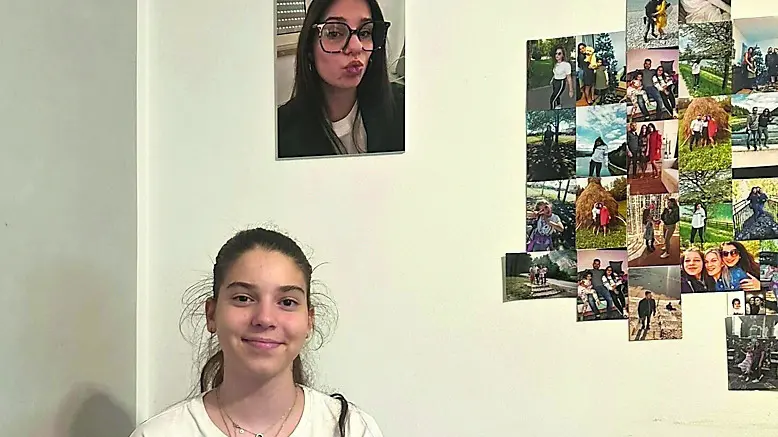 Giulia Cormos nella camera della sorella Patrizia, morta nel Natisone