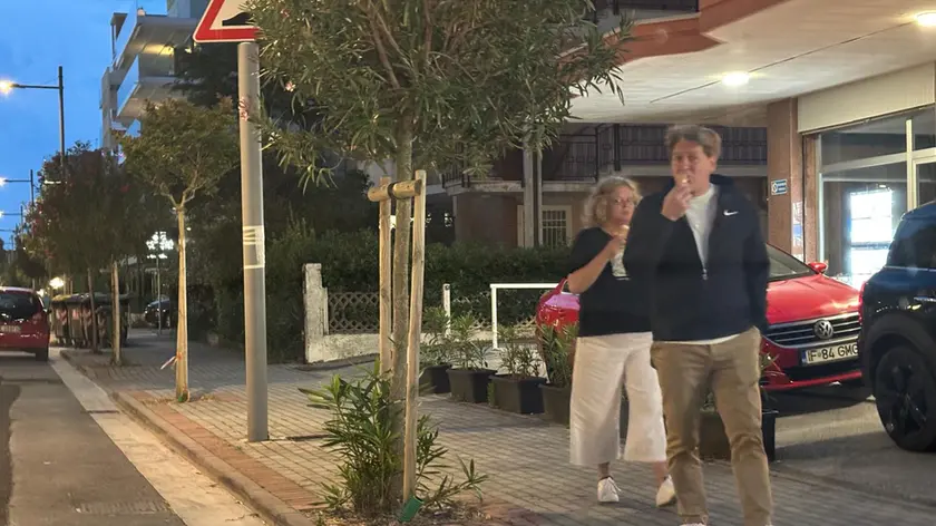 I genitori di Jannik Sinner, Siglinde e Hans Peter, a passeggio in via Bafile a Jesolo