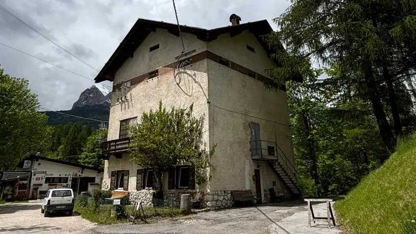 La casa in via del Parco che verrà demolita per fare spazio alla cabinovia