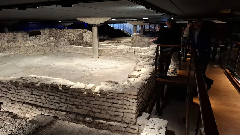 La visita organizzata dalla Soprintendenza all’area archeologica sotto il duomo di Feltre, sotto il soprintendente Vincenzo Tinè
