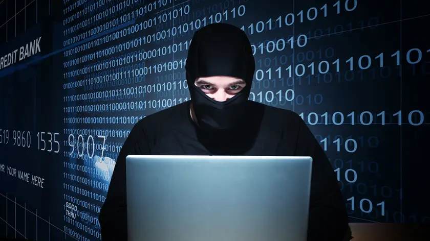 Immagine simbolica di un hacker in azione