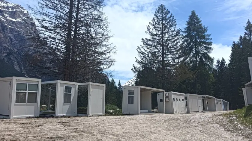 L’area dei Ronche dove da qualche giorno sono iniziati i lavori di allestimento del nuovo villaggio provvisorio per gli operai che opereranno nel cantiere della stazione