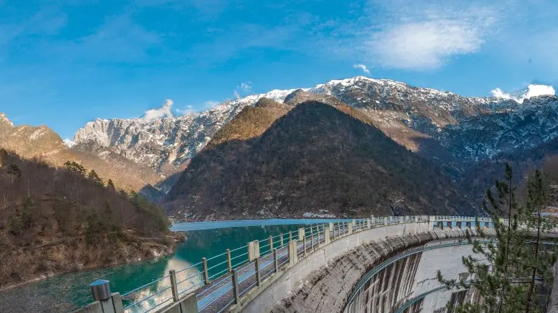 La diga della Val Gallina, meta del gruppo di ciclisti