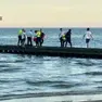 I soccorsi al diciassettenne dopo il tuffo a Jesolo (foto Bortoluzzi)