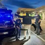 Controlli degli agenti di polizia locale alla stazione degli autobus in via Equilio, zona rossa al lido di Jesolo (foto Bortoluzzi)