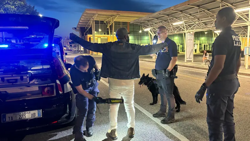 Controlli degli agenti di polizia locale alla stazione degli autobus in via Equilio, zona rossa al lido di Jesolo (foto Bortoluzzi)