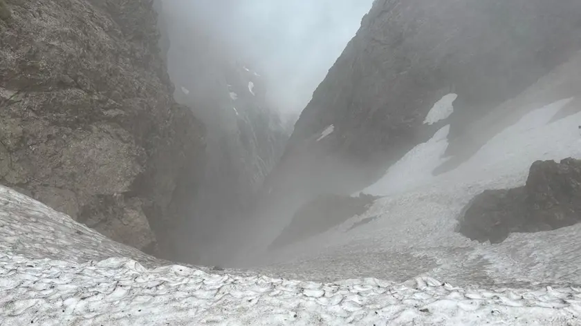 Lo scenario ancora invernale sulla Schiara, sopra Belluno