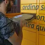 Il ritiro di un pacco ordinato on line