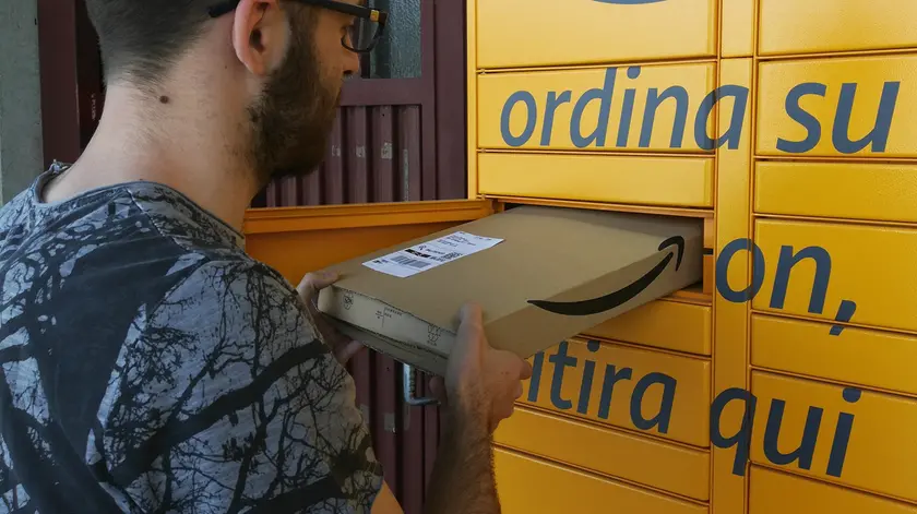 Il ritiro di un pacco ordinato on line