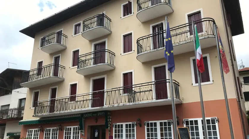 L'Albergo Casa Sperti in piazza a Spert d'Alpago