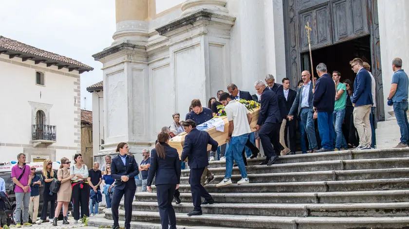 Il feretro di Matteo Piazzetta: sulla bara le sue maglie da volley