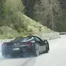 Un frame di un video che riprende le evoluzioni di una Ferrari sullo Staulanza