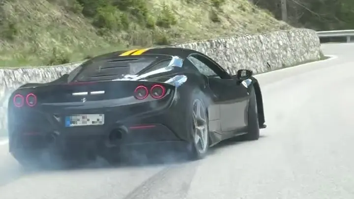Un frame di un video che riprende le evoluzioni di una Ferrari sullo Staulanza