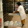 Una farmacista serve un cliente