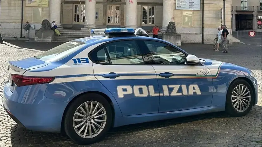 Una volante della polizia in centro