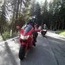 Anche le motociclette viaggiano a velocità sostenuta lungo le strade della montagna bellunese