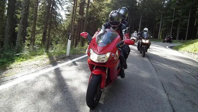 Anche le motociclette viaggiano a velocità sostenuta lungo le strade della montagna bellunese