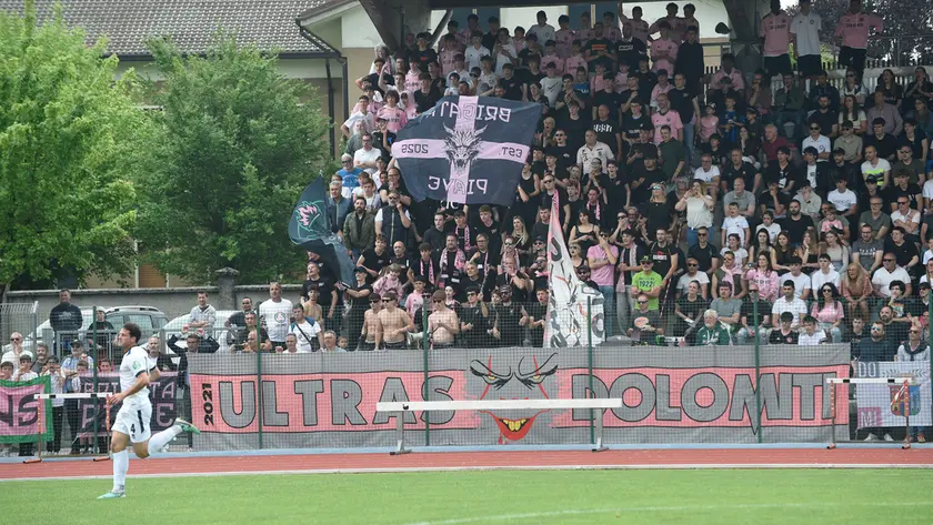 Uno spicchio di tribuna dello stadio comunale di Feltre occupato dagli ultras della Dolomiti Bellunesi