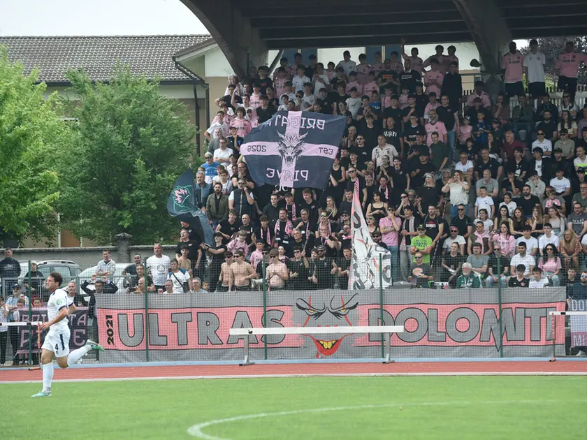 Uno spicchio di tribuna dello stadio comunale di Feltre occupato dagli ultras della Dolomiti Bellunesi