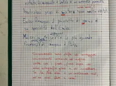 L'invito della maestra a starsene a casa, vergato sul quaderno dell'alunno