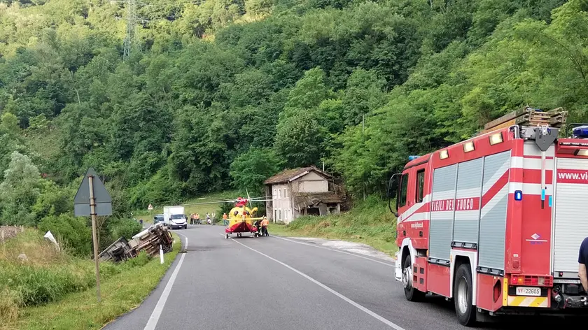 L'intervento dell'elicottero sull'incidente avvenuto a Carpen sulla Sr 348 Feltrina