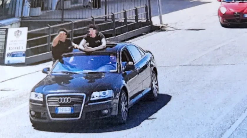 Un fotogramma dei trapper impegnati nelle riprese del video