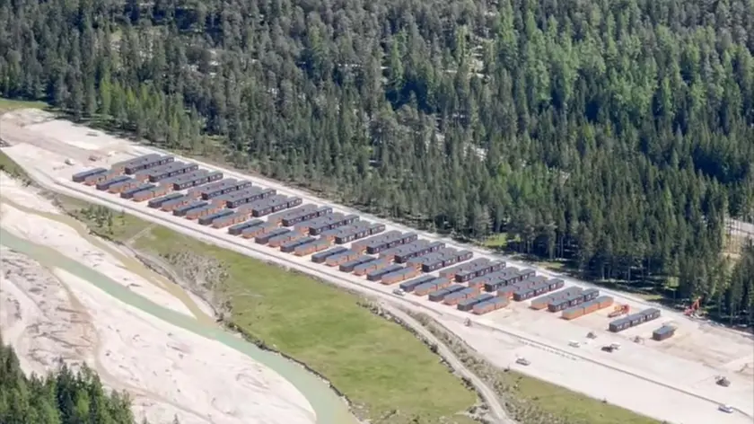 Una foto dall’alto nell’area di Fiames con centinaia di casette posizionate