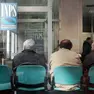 Anziani in coda in un ufficio dell’Inps