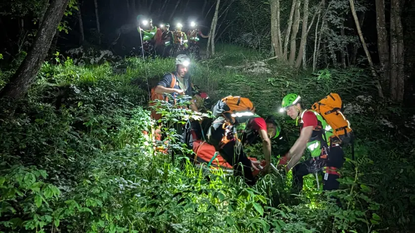Le operazioni di recupero della salma da parte del Soccorso alpino