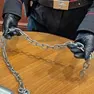 Pestaggio con catena per una motosega sparita