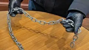 Pestaggio con catena per una motosega sparita