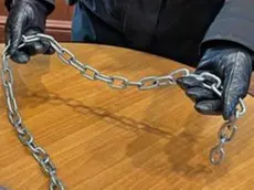 Pestaggio con catena per una motosega sparita