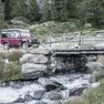 Un fuoristrada lungo un sentiero montano