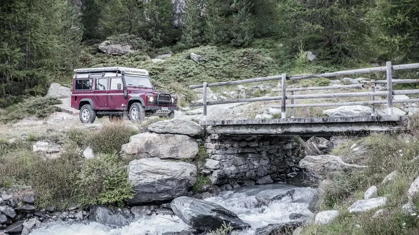 Un fuoristrada lungo un sentiero montano