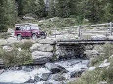 Un fuoristrada lungo un sentiero montano