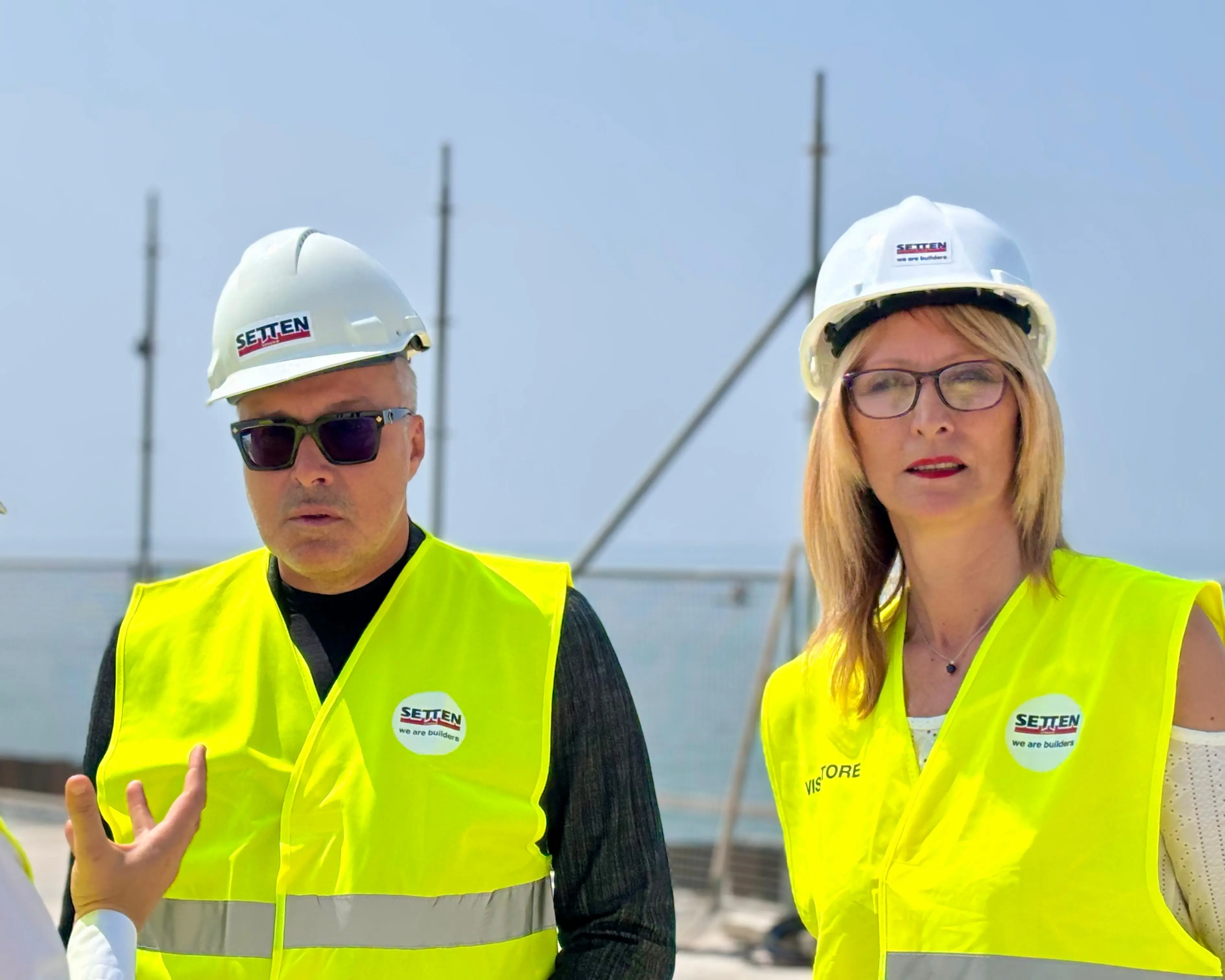 L'assessore regionale al Turismo, Sergio Emidio Bini, con la sindaca di Lignano, Laura Giorgi